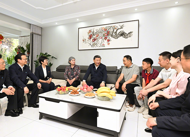
                习近平：五十六个民族凝聚在一起就是中华民族共同体
            