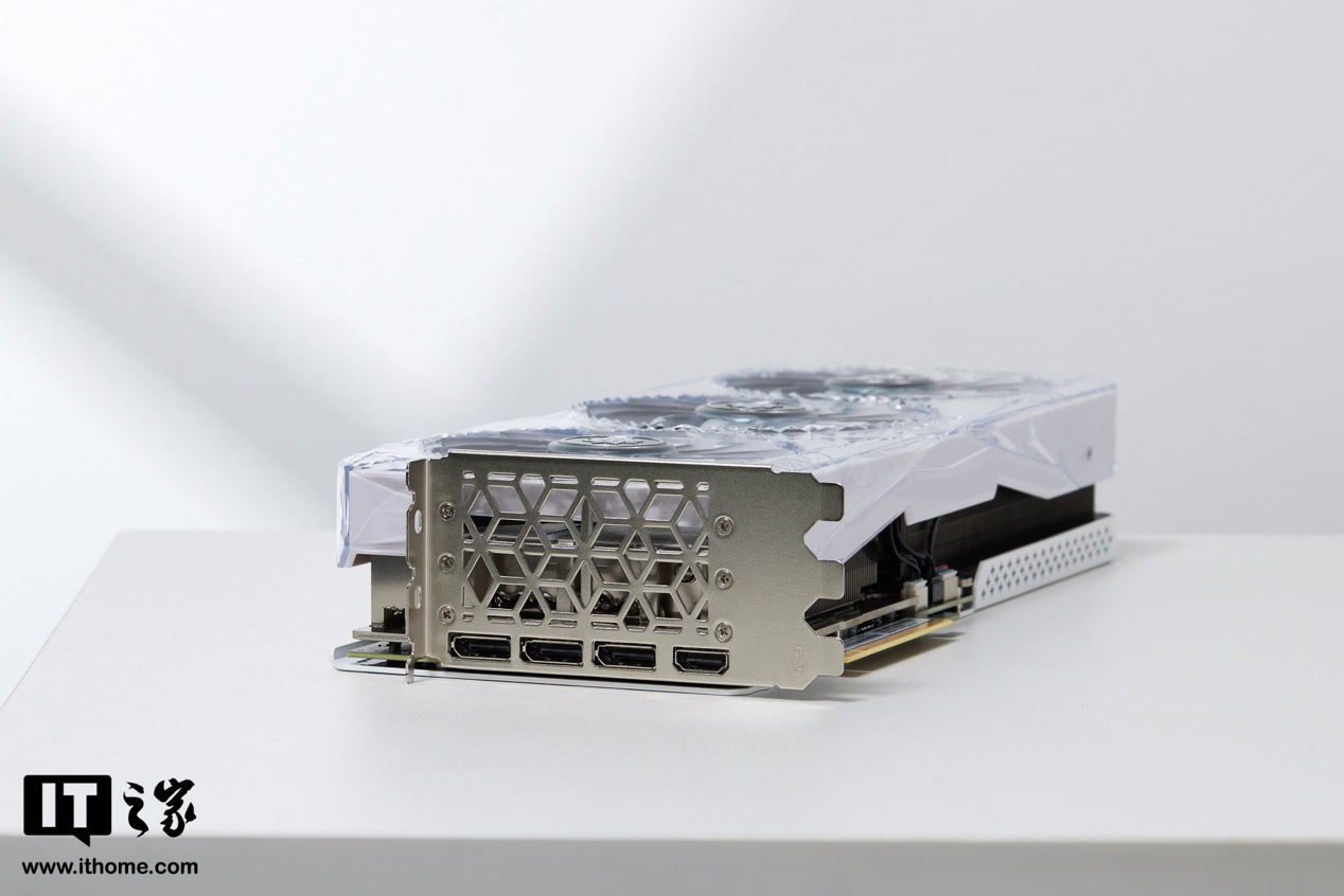 始于颜值,更可定制,影驰 GeForce RTX 4070 Ti SUPER 星曜 OC 开箱图赏