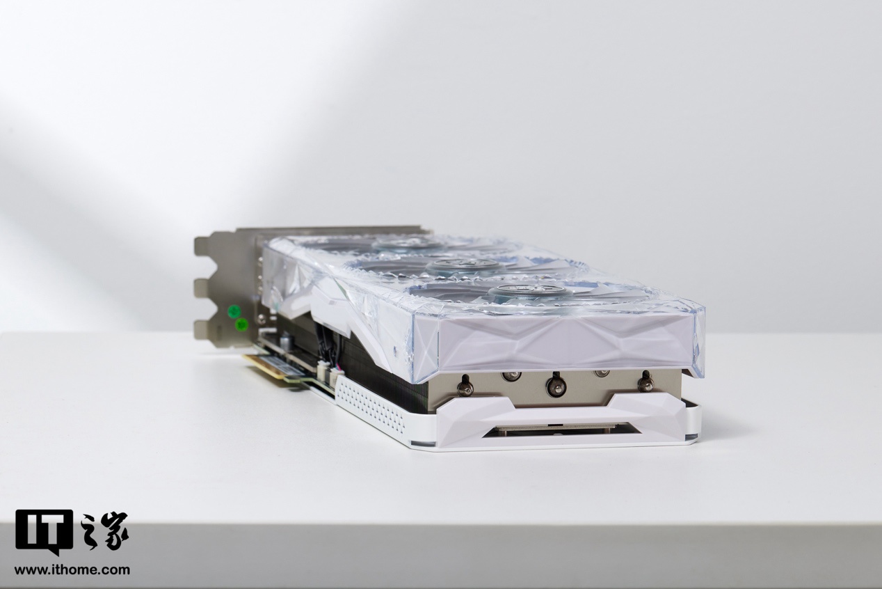 始于颜值,更可定制,影驰 GeForce RTX 4070 Ti SUPER 星曜 OC 开箱图赏