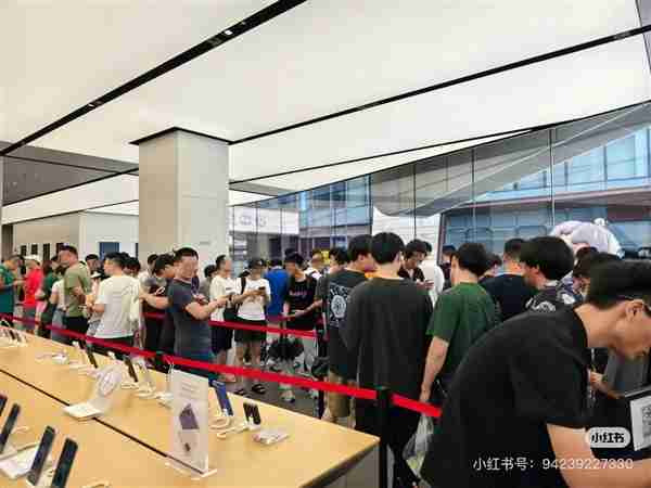 华为三折叠手机mate xt非凡大师预订！线下门店再现排队盛况 每人限1台