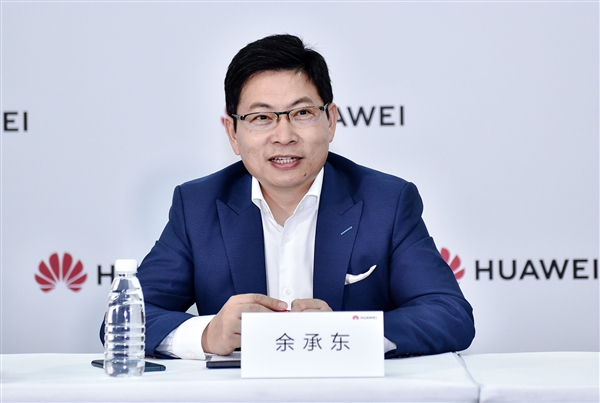 微信不支持iphone 16上热搜：网友喊话买华为mate 70 纯血鸿蒙可取代ios