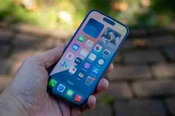 苹果AI有效果：iPhone用户换机周期罕见缩短